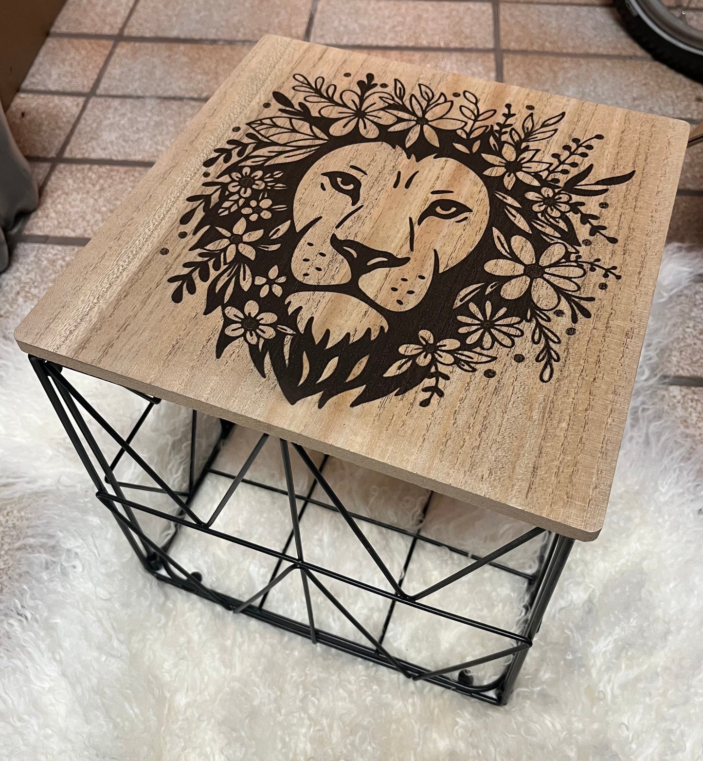 Beistelltisch mit Löwenmotiv – Lasergravur auf Holz