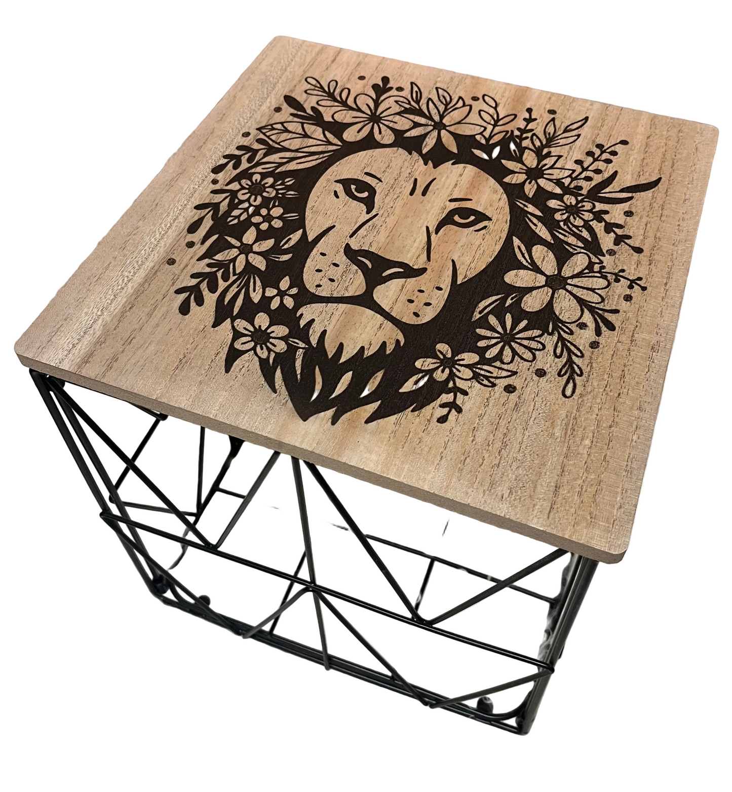 Beistelltisch mit Löwenmotiv – Lasergravur auf Holz