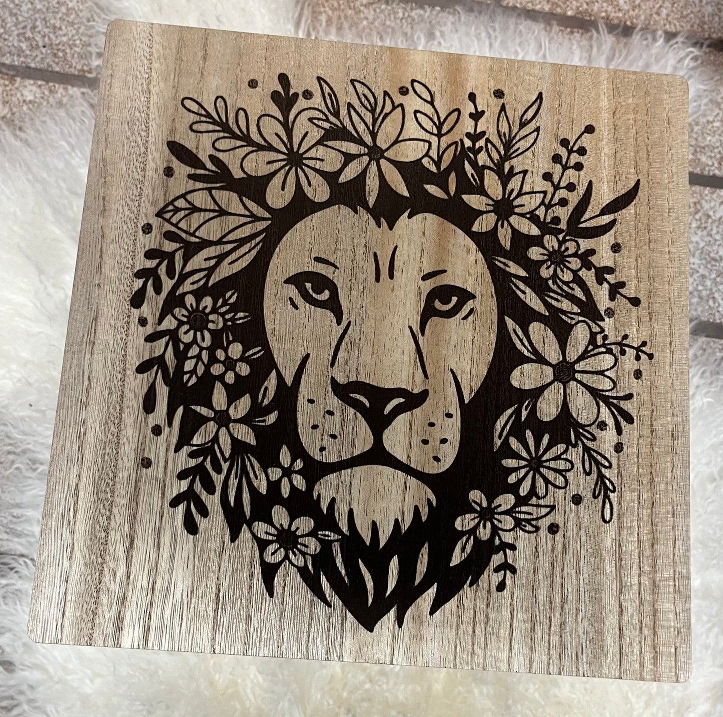 Beistelltisch mit Löwenmotiv – Lasergravur auf Holz