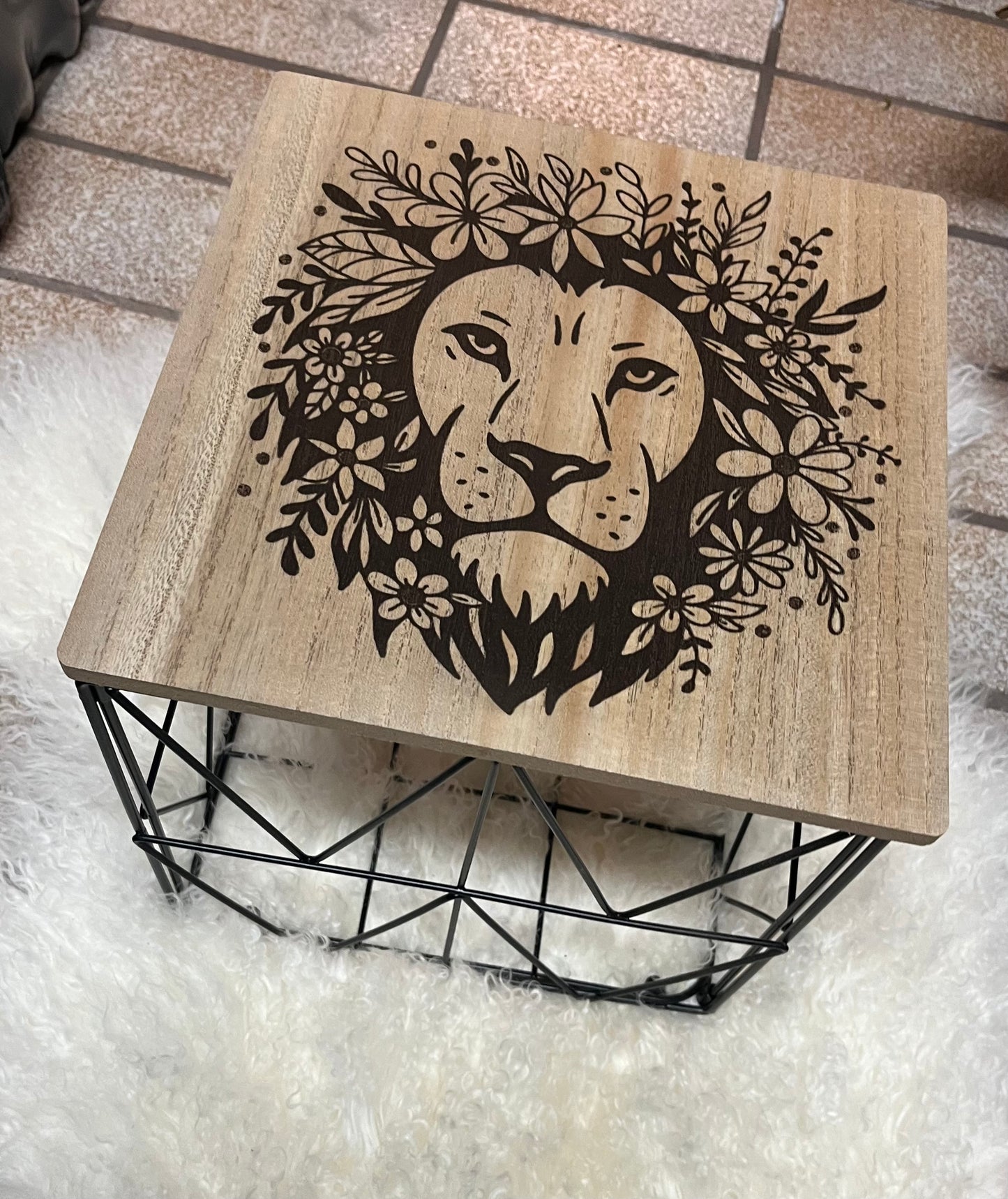 Beistelltisch mit Löwenmotiv – Lasergravur auf Holz