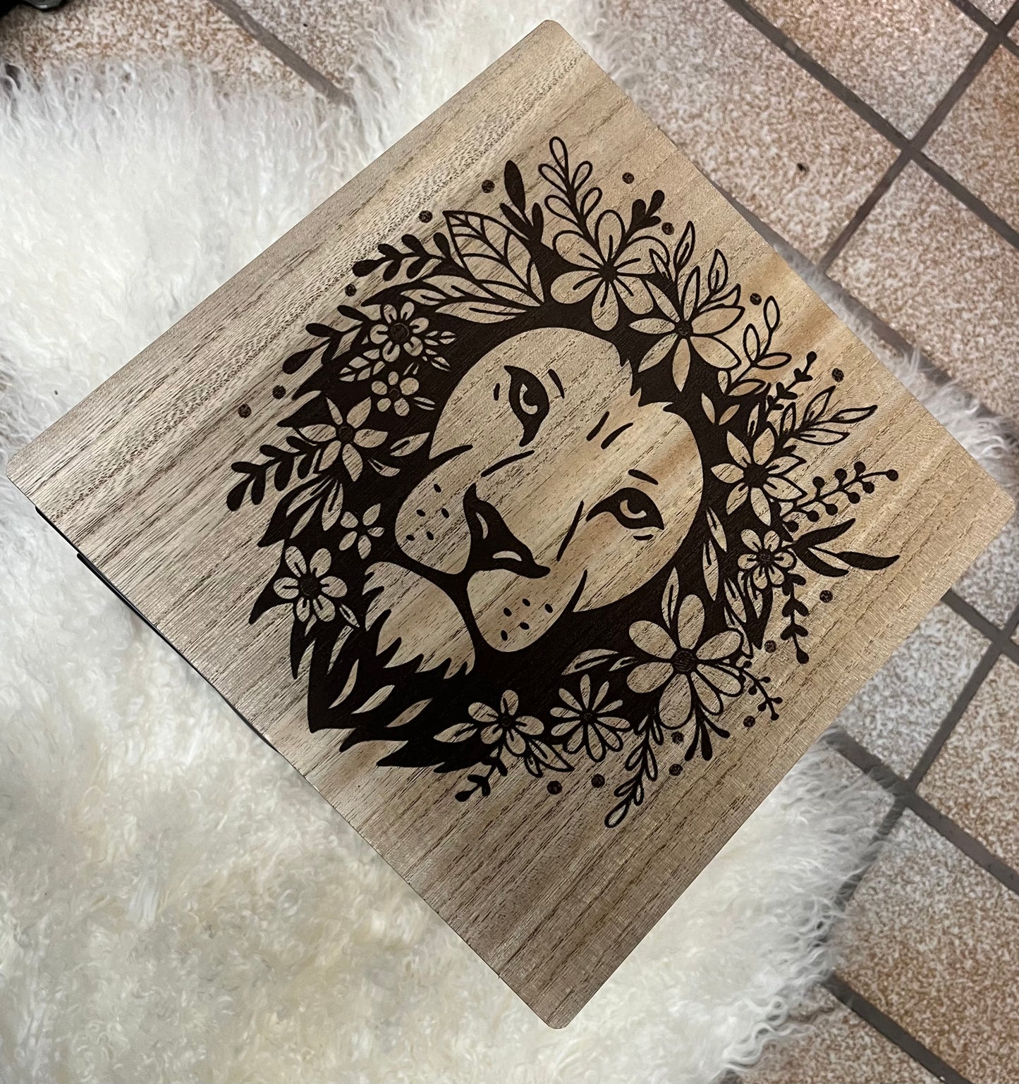 Beistelltisch mit Löwenmotiv – Lasergravur auf Holz